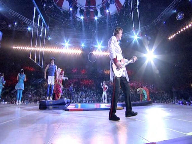 File:MurrayPlayingMatonGuitarinBigBigShowintheRound.jpg