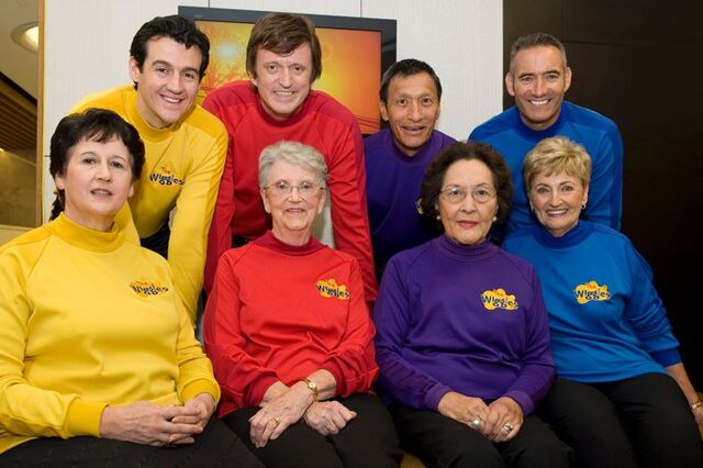 File:TheWigglesandTheirMomsin2010-3.jpg