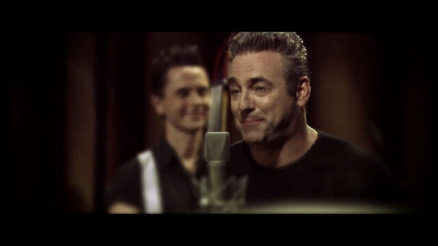 File:PaulFieldSingingExtraordinaryMondayMorning.jpg