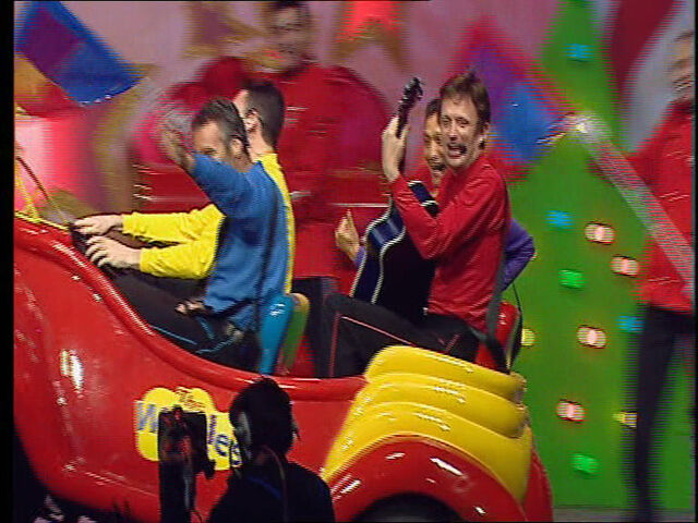 File:TheWigglesinSanta'sRockin'!Concert.jpg