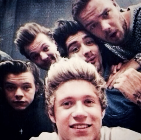 Archivo:-SelfieOf1D.png