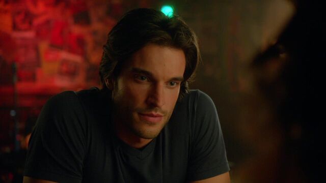 File:S1E1-Killian03.jpg