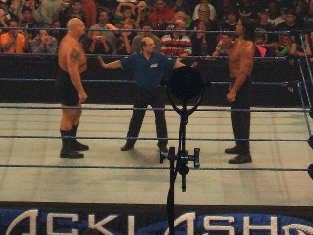 Archivo:800px-BigShow-Khali-Staredown.jpg