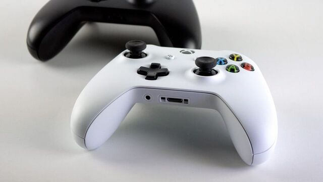 File:Newxboxcontrollerthumb2-e1471450517962.jpg