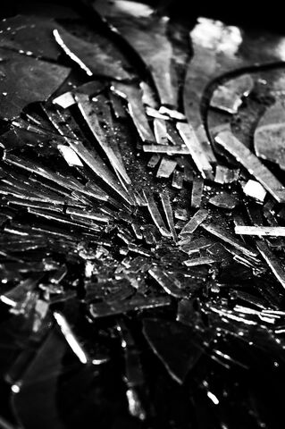 File:Broken glass by zeh235.jpg