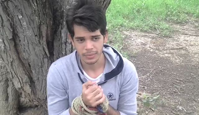 Archivo:Carloco atado.png