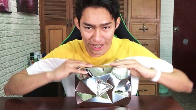 Archivo:Fernanfloo 10.000.000.jpg