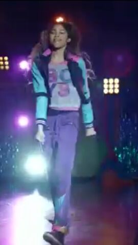 File:Zoey Stevens dancing (10).jpg