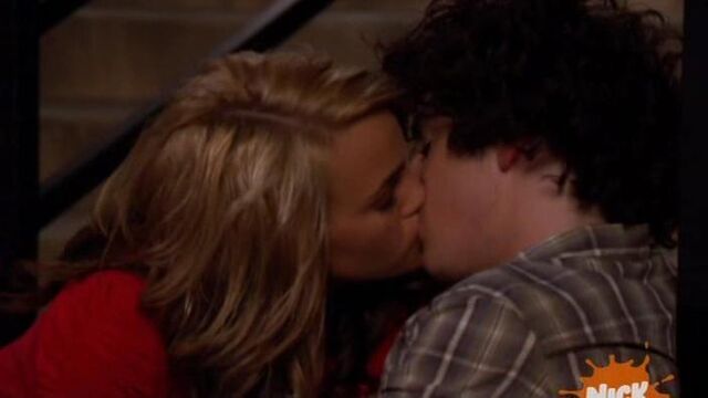 File:ZOEYANDCHASEKISSIN.jpg